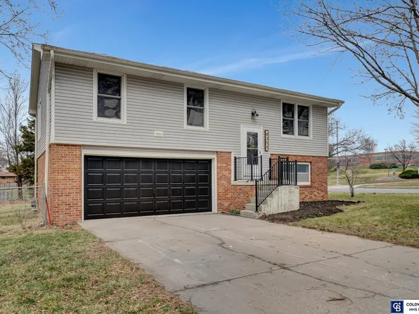 8350 N Hazelwood Dr, Lincoln, NE 68510