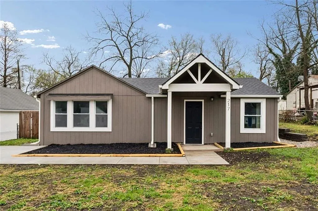 3 bed, 2.0 bath, 1200 sqft, $2,300 — Photo 1