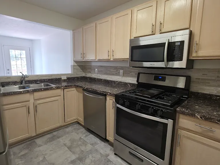 8114 Chester Pkwy — Photo 2