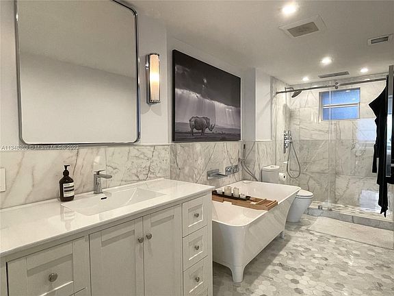 4th image of 100 Edgewater Dr APT 125