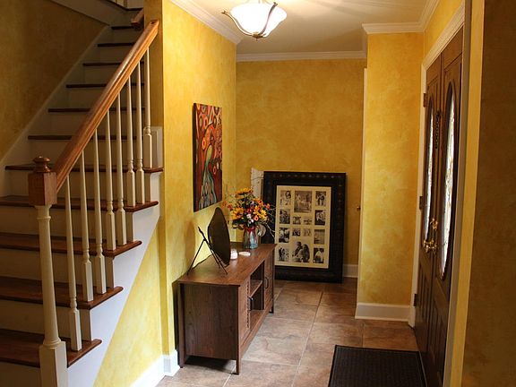 5th image of 647 Southgate Dr