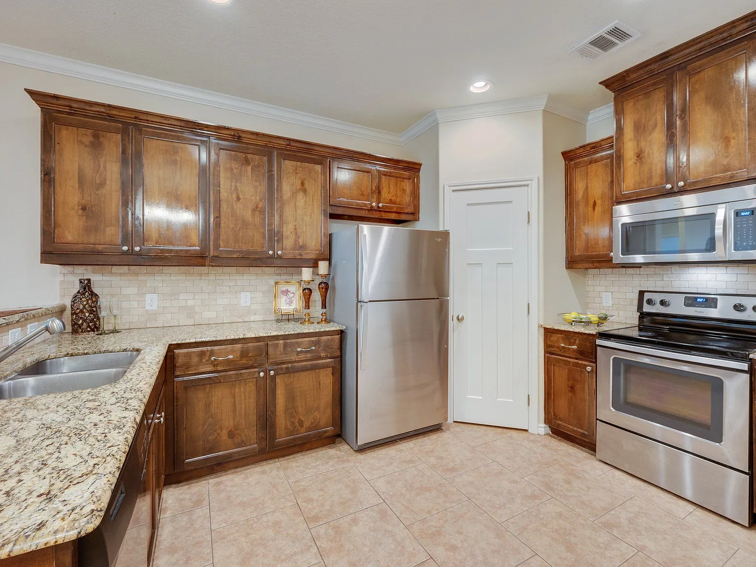 4 bed, 4.0 bath, 1874 sqft, $2,400 — Photo 2