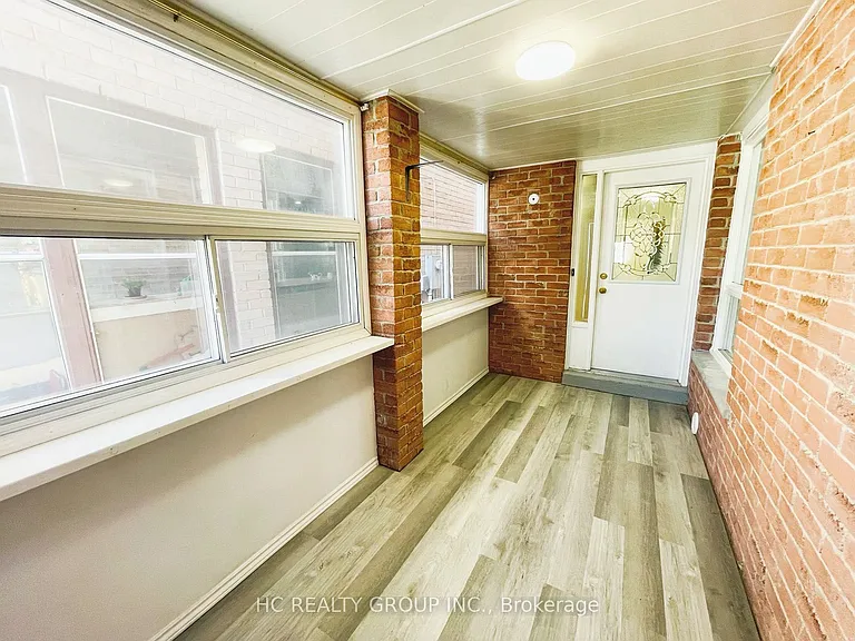 37 Page Cres — Photo 2