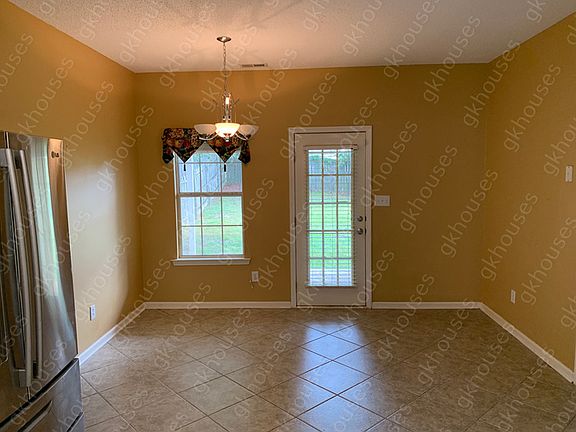 4th image of 996 McAllister Dr