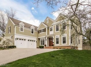 1110 Cambridge Dr SE, East Grand Rapids, MI 49506