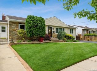 260 Boundary Ave, Massapequa, NY 11758
