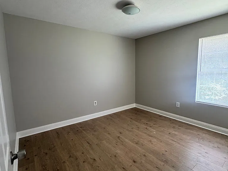 1047 Ellis Ln — Photo 6