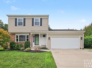 1865 Ridgemoor Dr SE, Grand Rapids, MI 49506