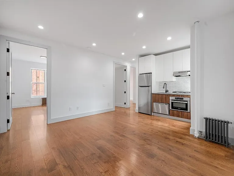 629 E 5th St #10 — Photo 1