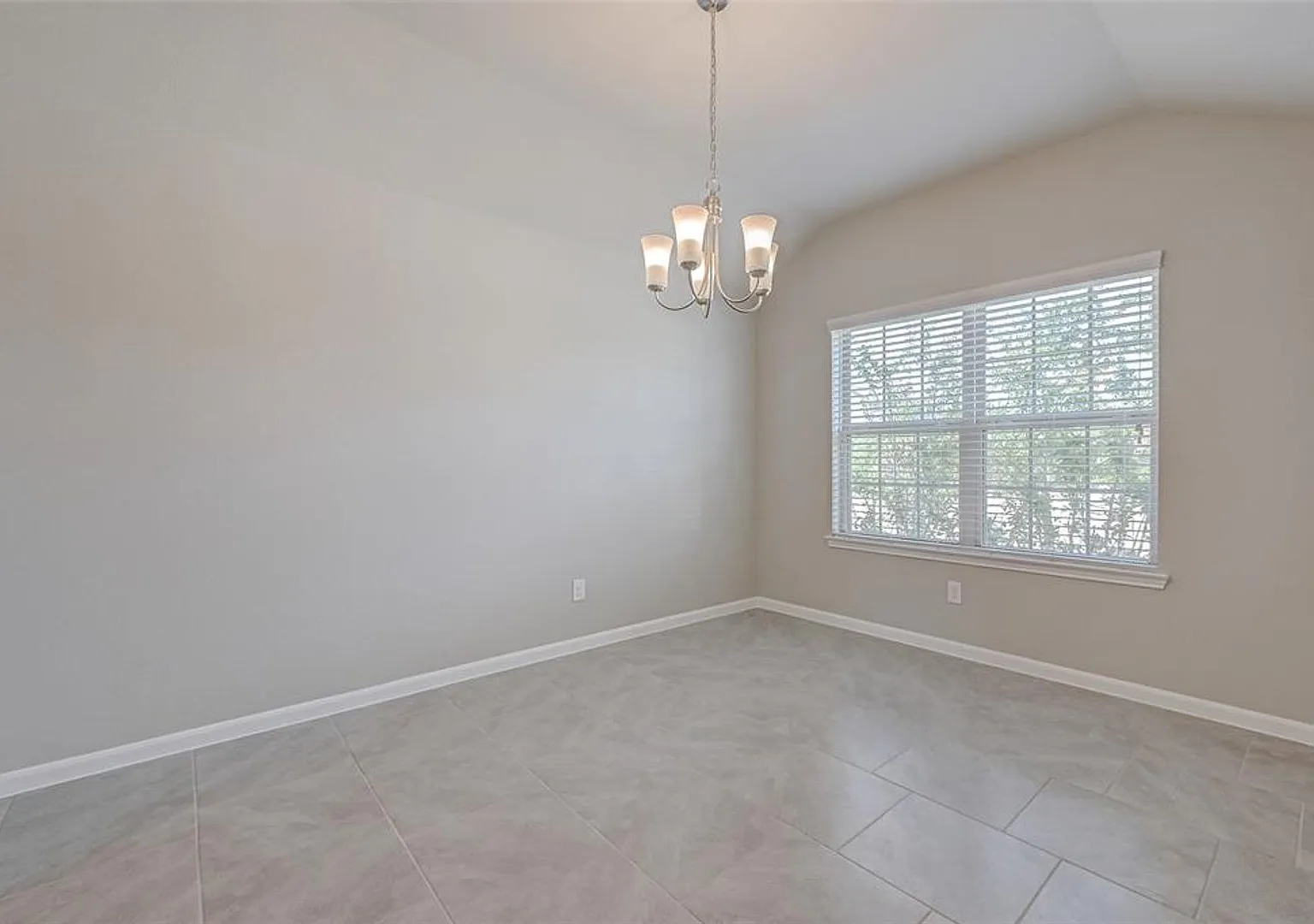Pet Friendly, One Story 3 Bedroom Available! — Photo 4