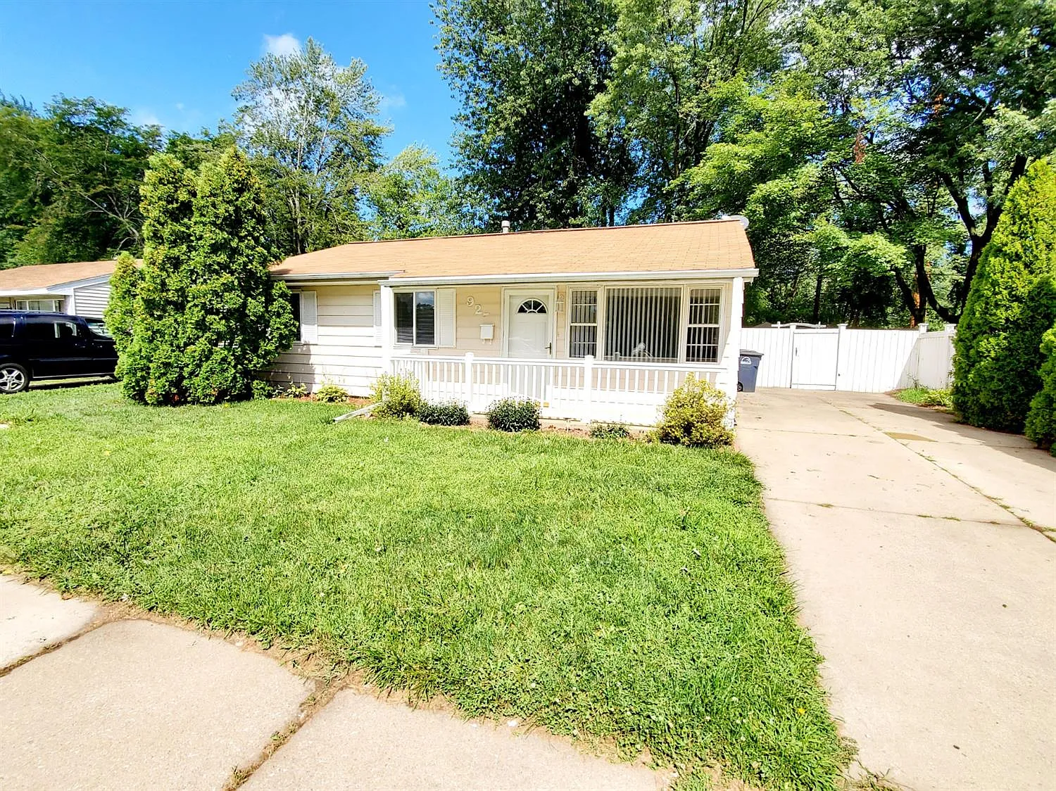 925 Henry St photo 1