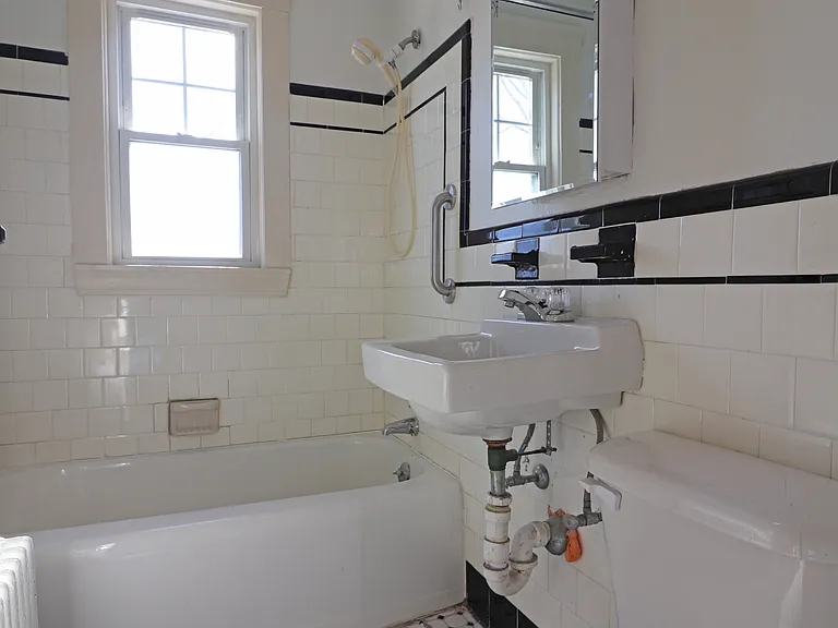 52-54 Maplewood St #52 — Photo 20