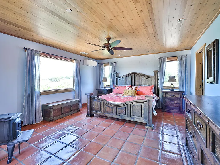 25933 Potrero Valley Rd — Photo 21