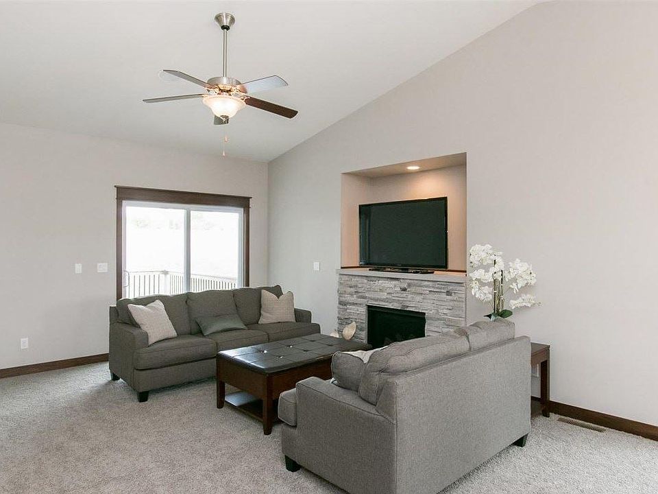 1 Towne Centre Dr, Urbana, IA 52345 Zillow