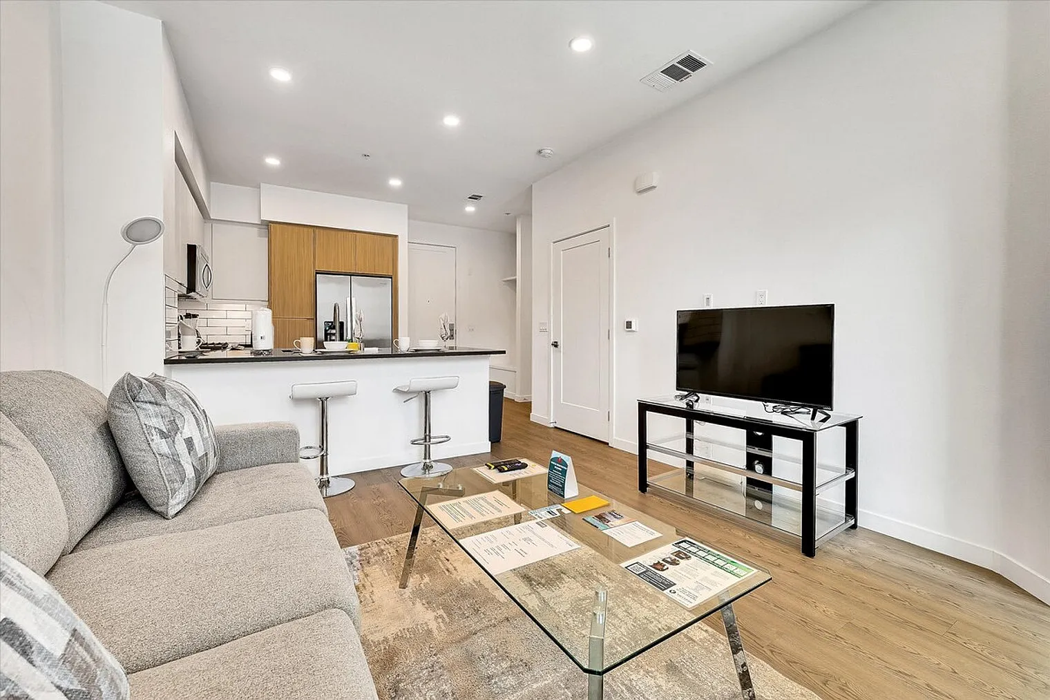 1 bed, 1.0 bath, 731 sqft, $7,170 — Photo 3