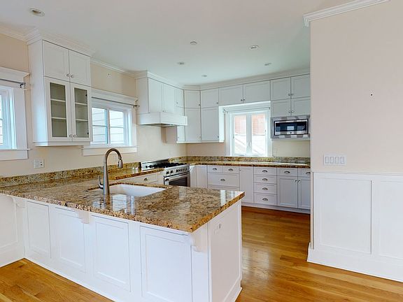 3rd image of 429 F Ave