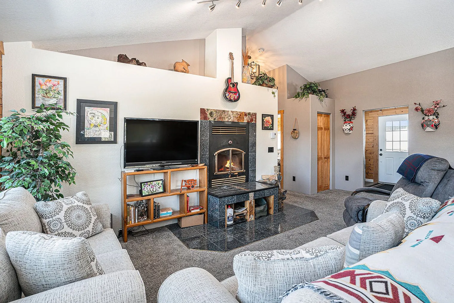2 bed, 1.0 bath, 3993 sqft, $2,903 — Photo 2