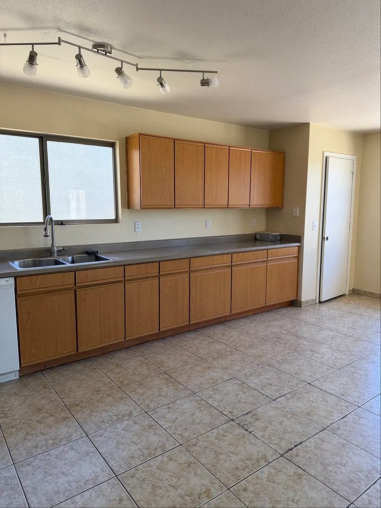 Spacious 4-Bed Home with Garage and Central A/C in El Mirage — Photo 3
