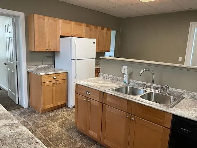 3 bed, 1100 sqft, $1,800 — Photo 2