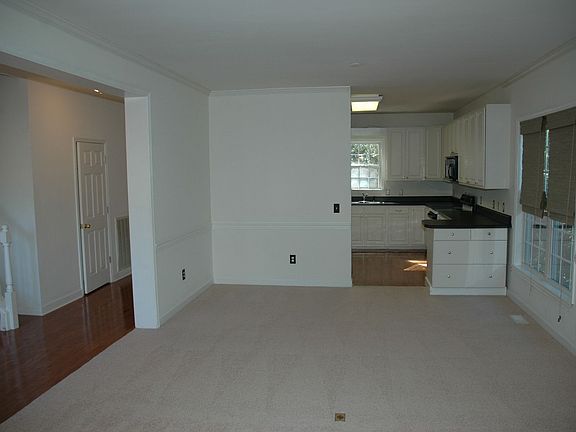 4th image of 41 Cobblestone Ct