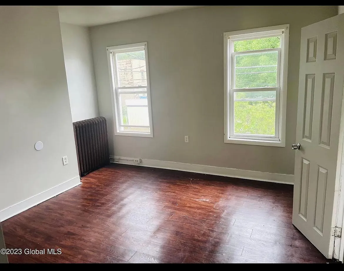 178 N Lake Ave — Photo 3