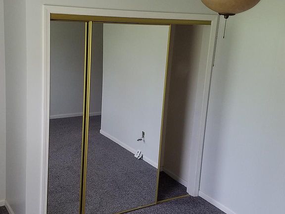 3rd image of 612 Everett Ave