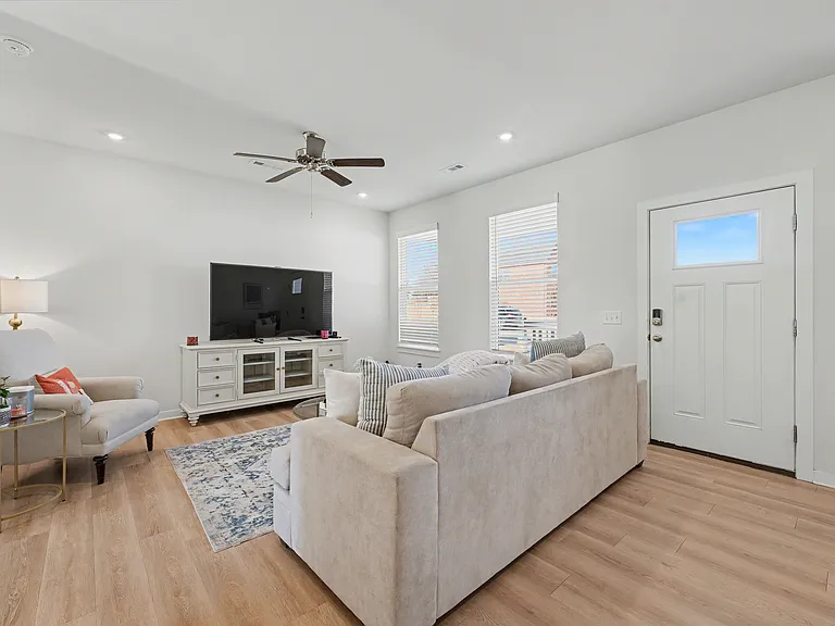 4885 Triangle St — Photo 9