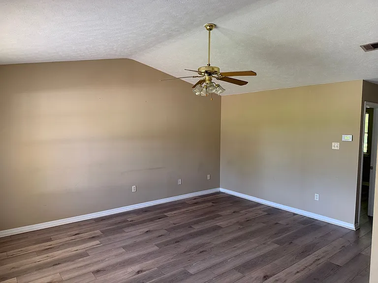 209 E Center St — Photo 2