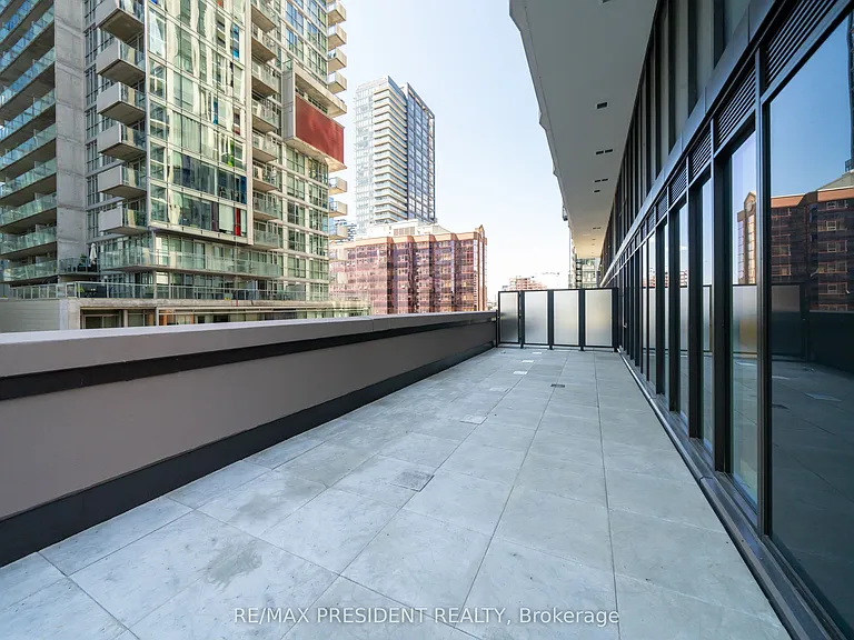 400 King St W #808 — Photo 31