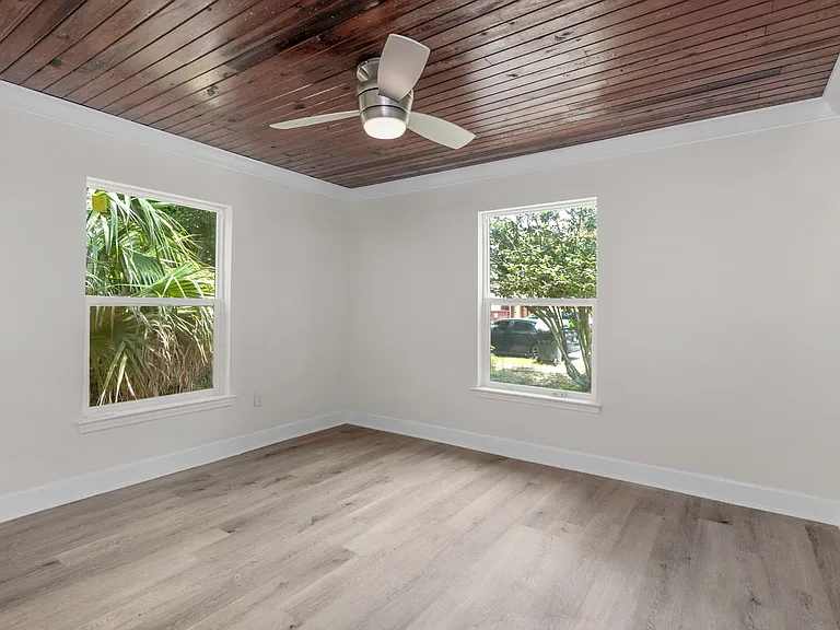 211 Broadmoor Ln — Photo 9