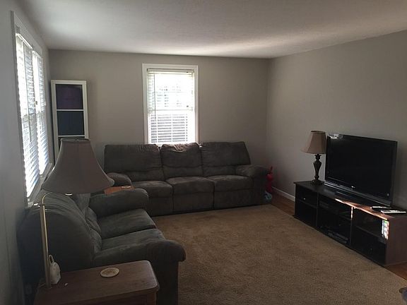 3rd image of 637 Temple St