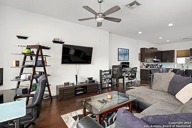223 W Laurel — Photo 10