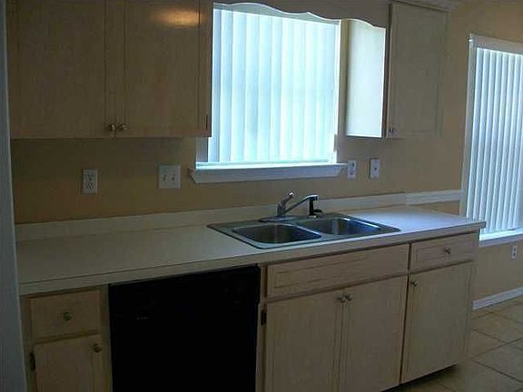5th image of 412 Bridgewater Ct