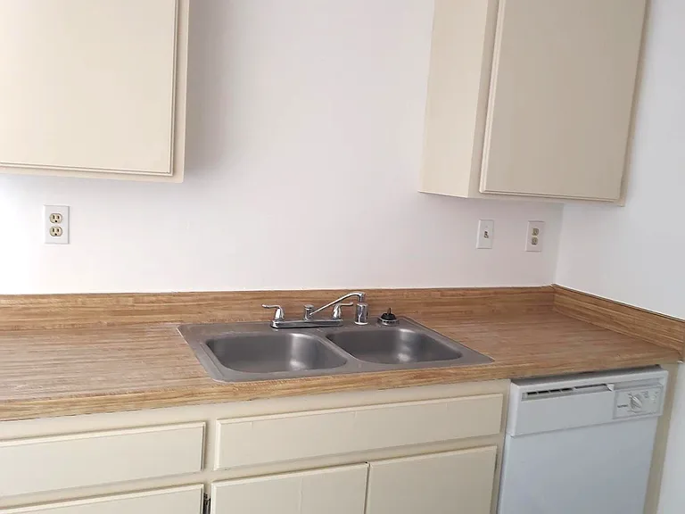 Broadway Apartments — Photo 7