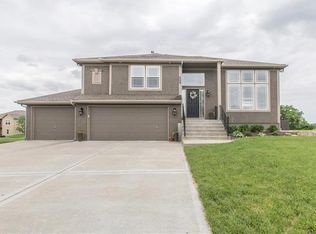 1827 NW 93rd St, Kansas City, MO 64154
