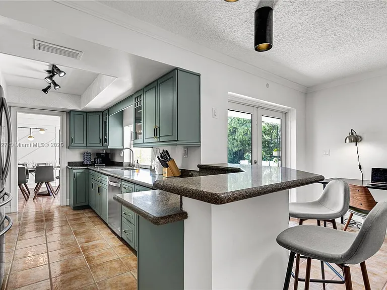 421 NE 22nd Ave — Photo 8