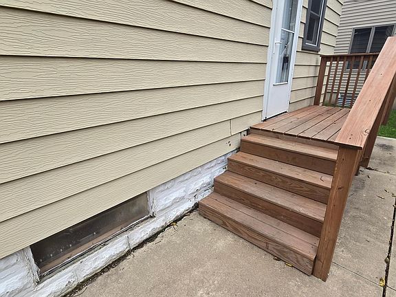 3rd image of 1001 8th St SE