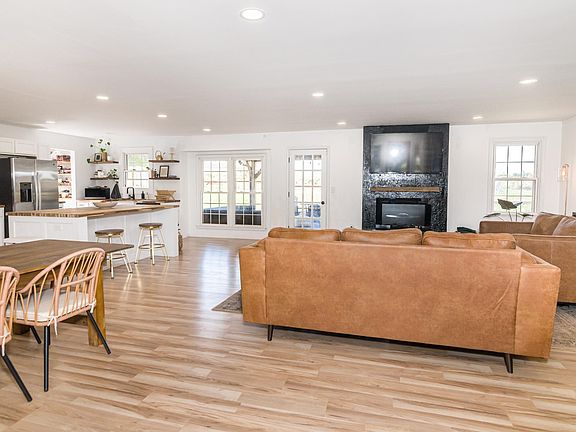 3rd image of 116 Stephens Cir