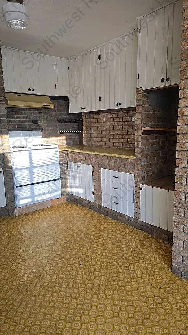 Spacious 2 bedroom 1 bath with large garage. — Photo 3