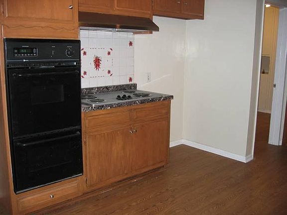 Stove/oven area