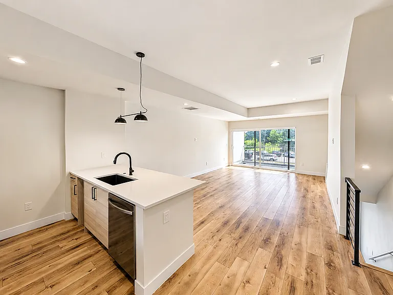 3833 N Newport St — Photo 2