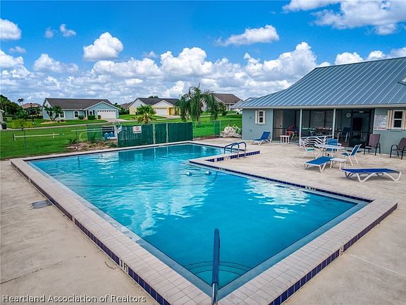 3rd image of 333 Grove Cir