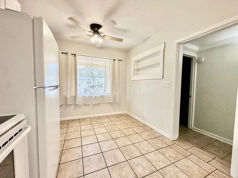 1727 Douglas Ave — Photo 5