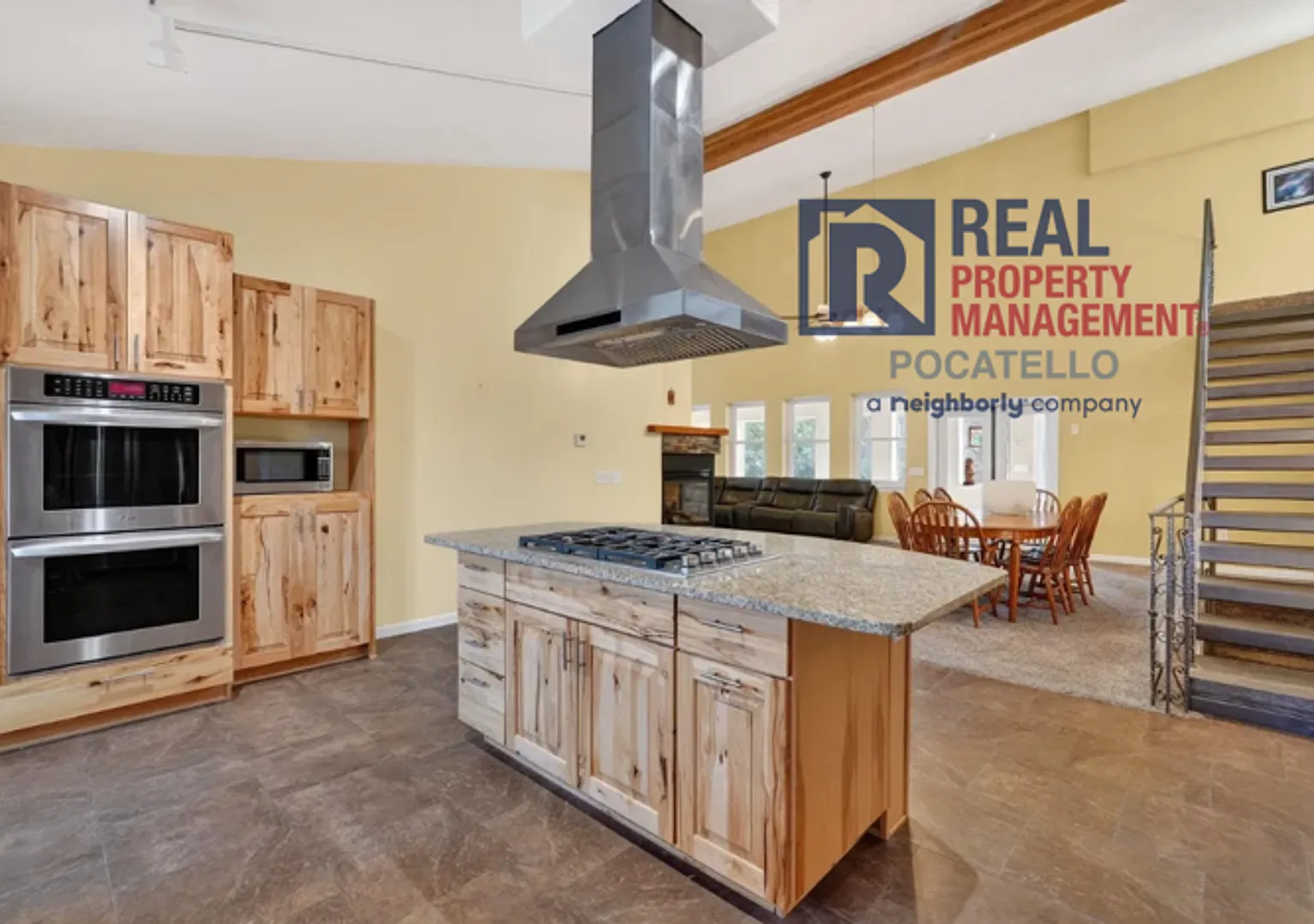 5 bedroom 2.5 bath home - 2 car garage - Small dogs allowed — Photo 3