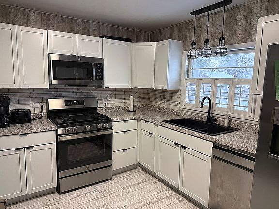 5th image of 2301 Devonshire Dr