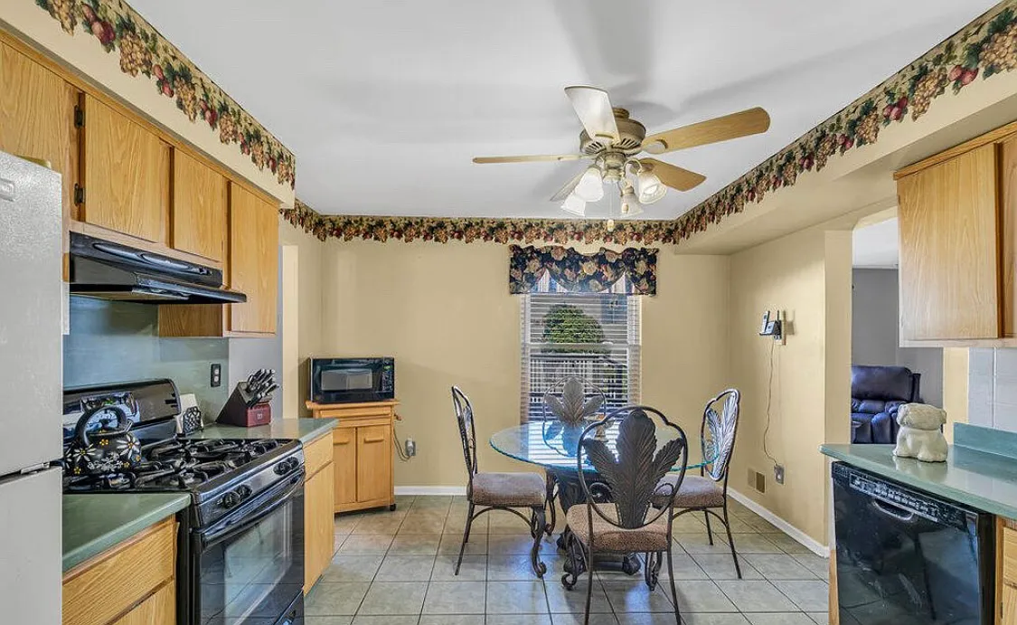 4 bed, 2124 sqft, $3,800 — Photo 4