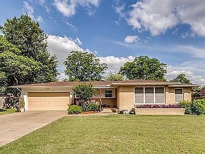 1st image of 4005 Trail Lake Dr