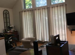 1023 W Wolfram St #2F, Chicago, IL 60657