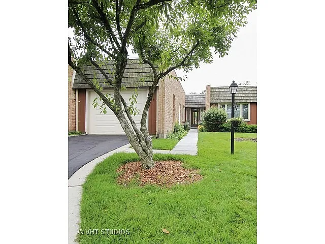1821 Somerset Ln photo 1