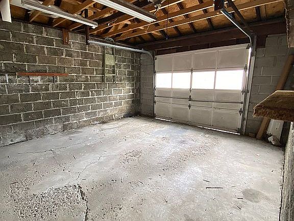 One car garage.